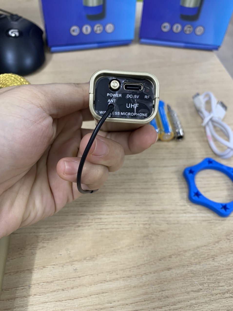 Micro không dây đa năng dùng cho mọi loại loa kéo B518