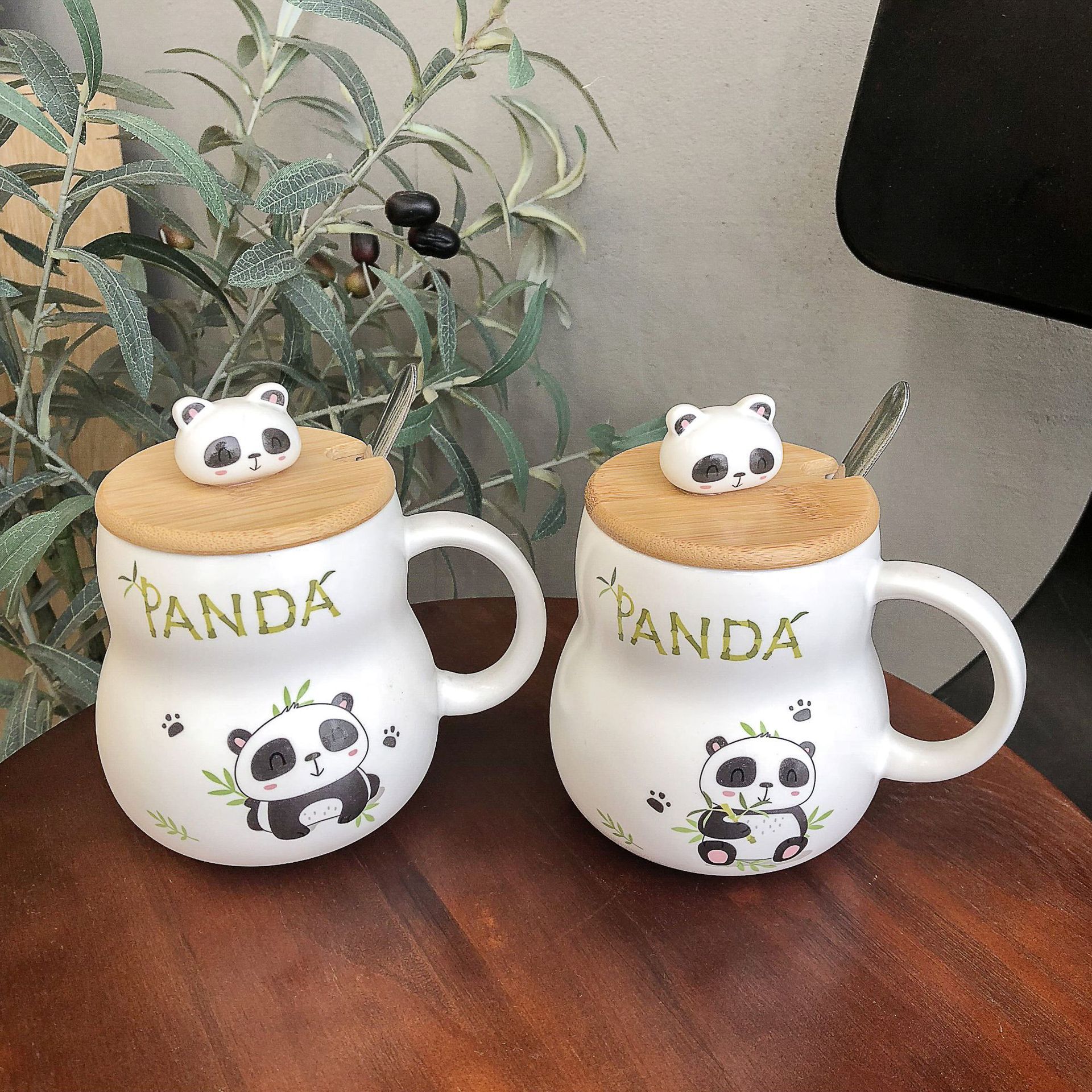 Cốc sứ Panda 400ml kèm nắp gỗ và thìa inox
