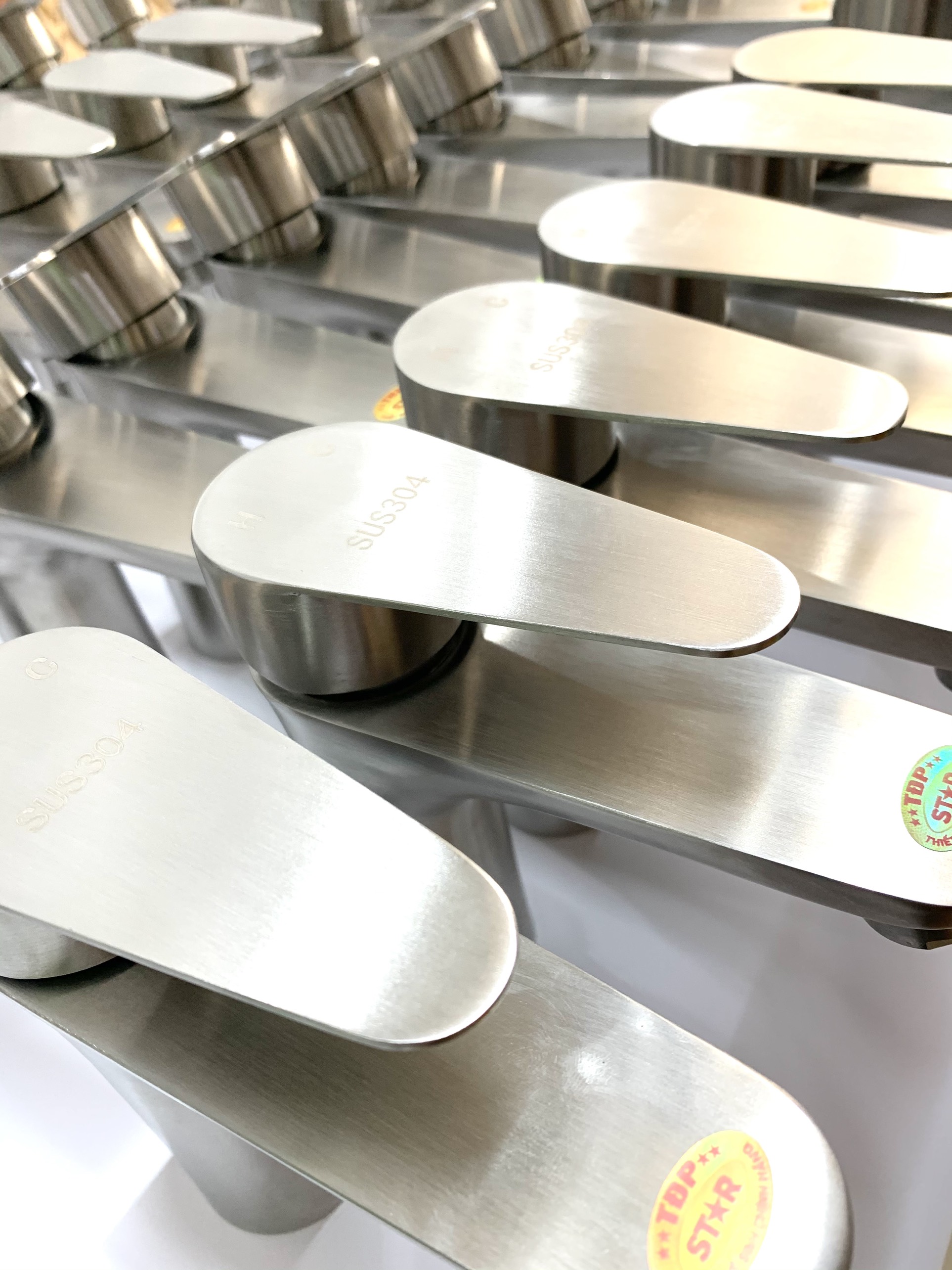 Vòi Lavabo Tròn Nóng Lạnh Vòi Rửa Mặt Nóng Lạnh Inox 304 Cao Cấp