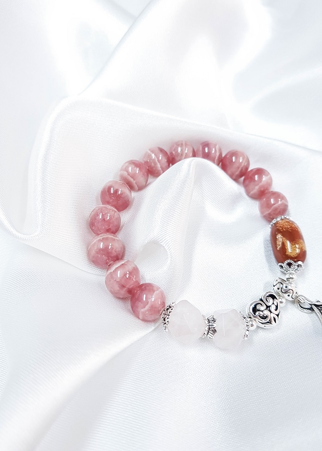 Vòng tay mệnh hỏa, thổ đá đào hoa, thạch anh hồng mix đá mã nảo+ charm lá quạt LAT.105