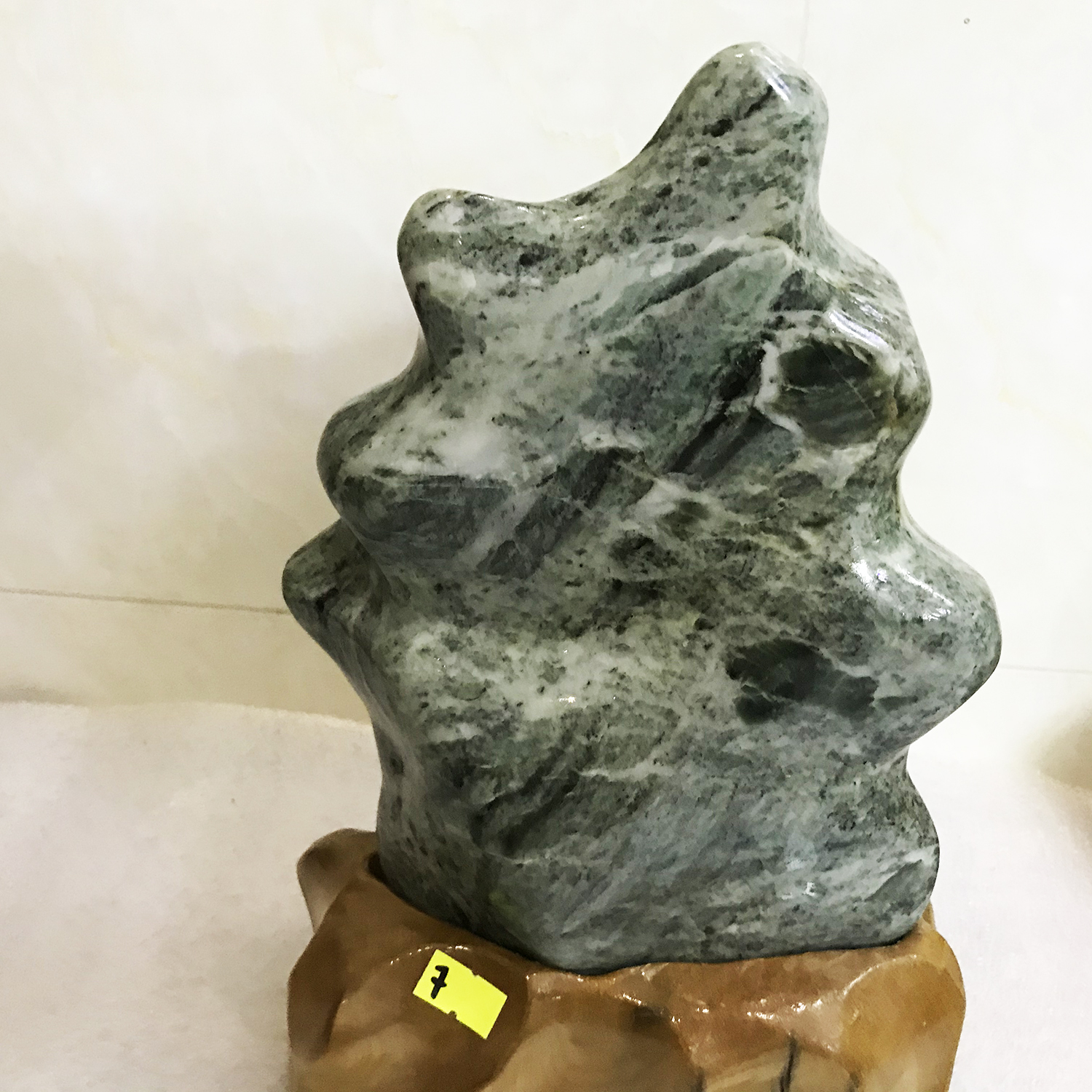 Cây đá phong thủy tự nhiên màu xanh lá đậm Cao 30 rộng 19 nặng 4 kg cả chân đế gỗ rừng