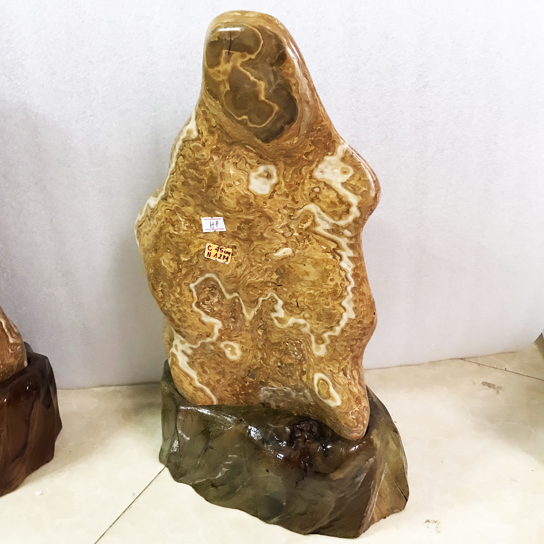 Cây đá màu vàng vân gỗ nặng 12 kg cao 50 cm cho người mệnh Kim và Thổ đá tự nhiên chân đế gỗ rừng