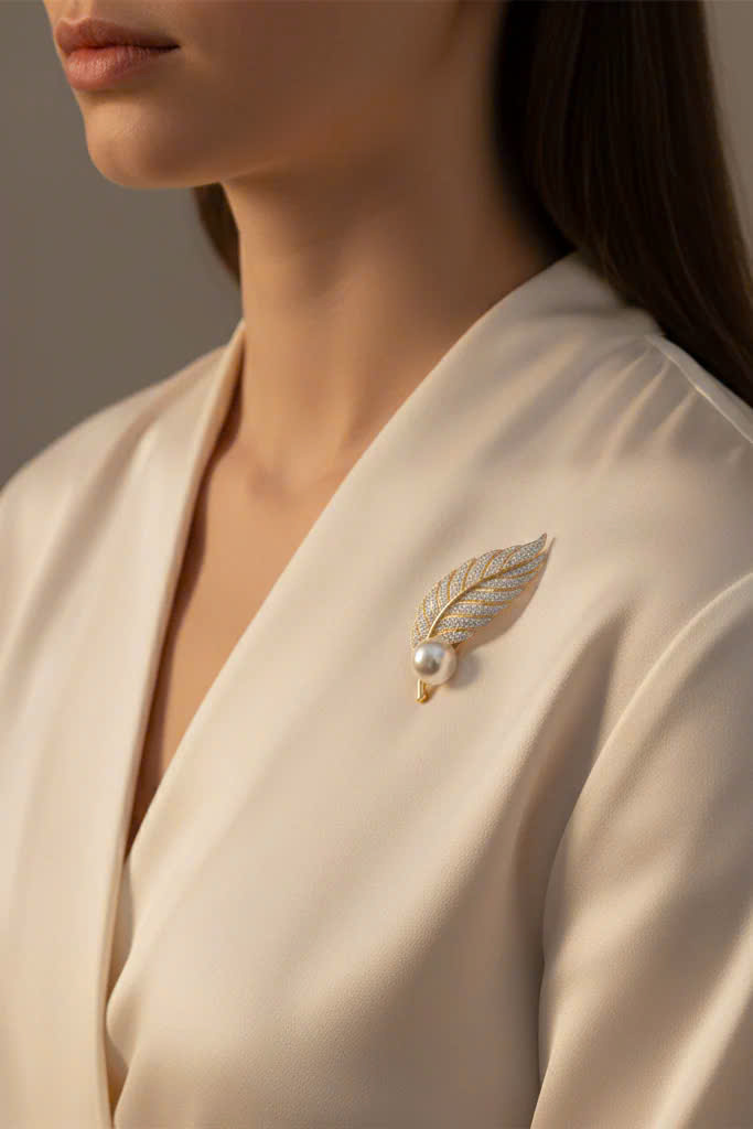 Trâm Cài Áo Vest, Áo Dài Đính Ngọc Trai Baroque Hình Lông Vũ thời trang thiết kế Hity ACC404