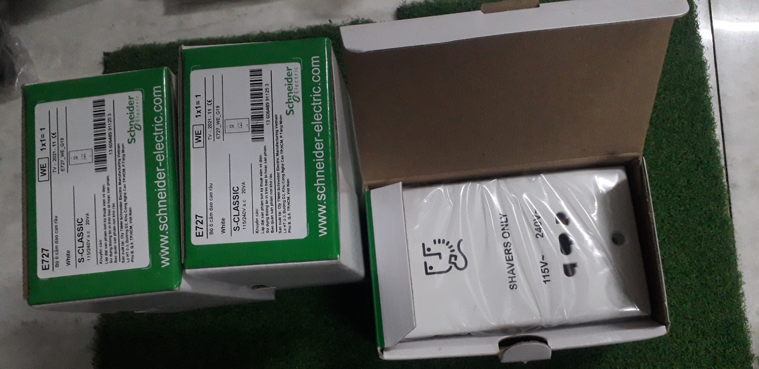 Ổ cắm dao cạo râu E727 WE G19 Schneider - Màu trắng, điện áp 115/240 Vac