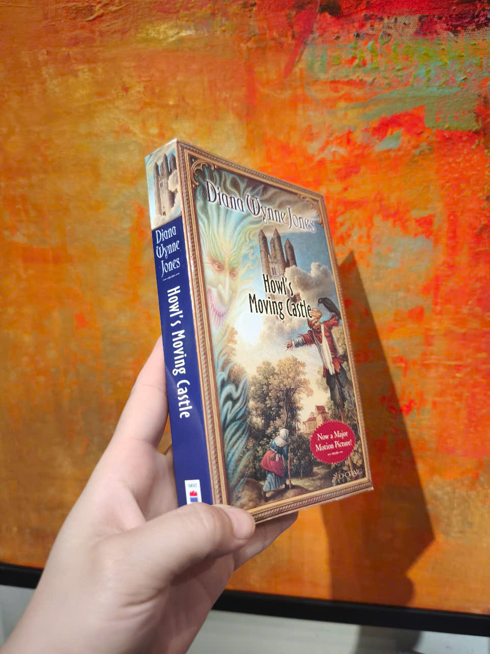 Sách - Howl's Moving Castle (World of Howl, 1) by Diana Wynne Jones/Fairy Tales &amp; Folklore/Mass Market Paperback/Ngoại văn Nhập Khẩu
