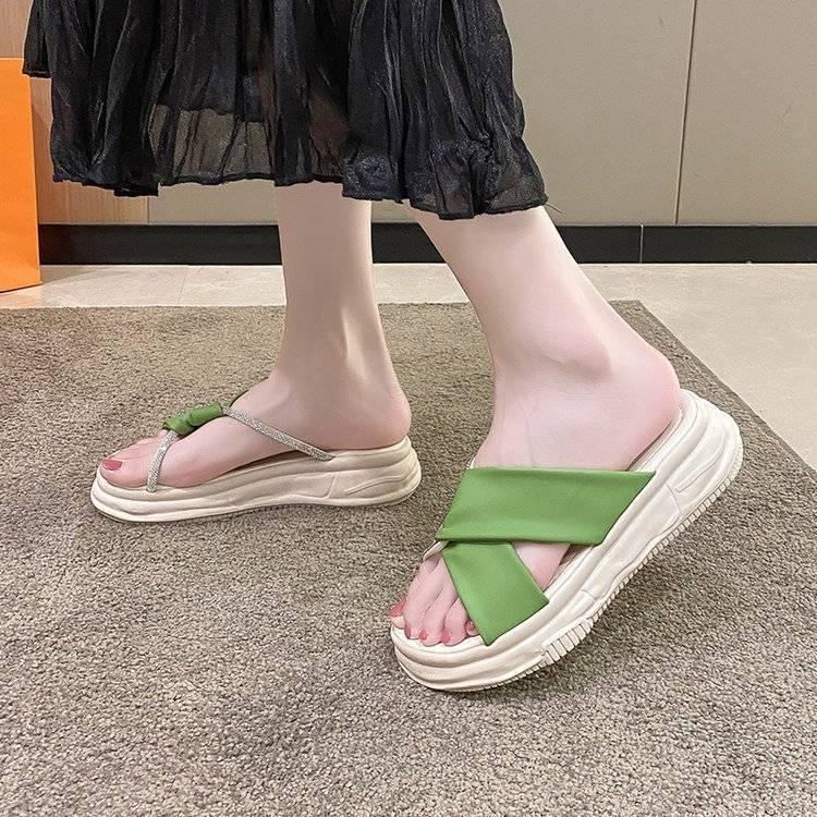 Pearl slippers for women in the summer of 2022, the new style is fashionable to wear thick-soled spongy pastry-soled sandals