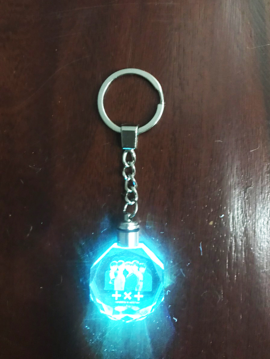 Móc khoá phát sáng TXT móc treo có đèn lung linh