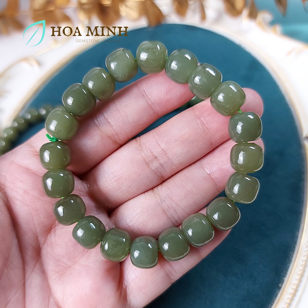 Vòng tay Ngọc Hoà Điền xanh lá cây hạt vuông size 10 li đẹp VIP