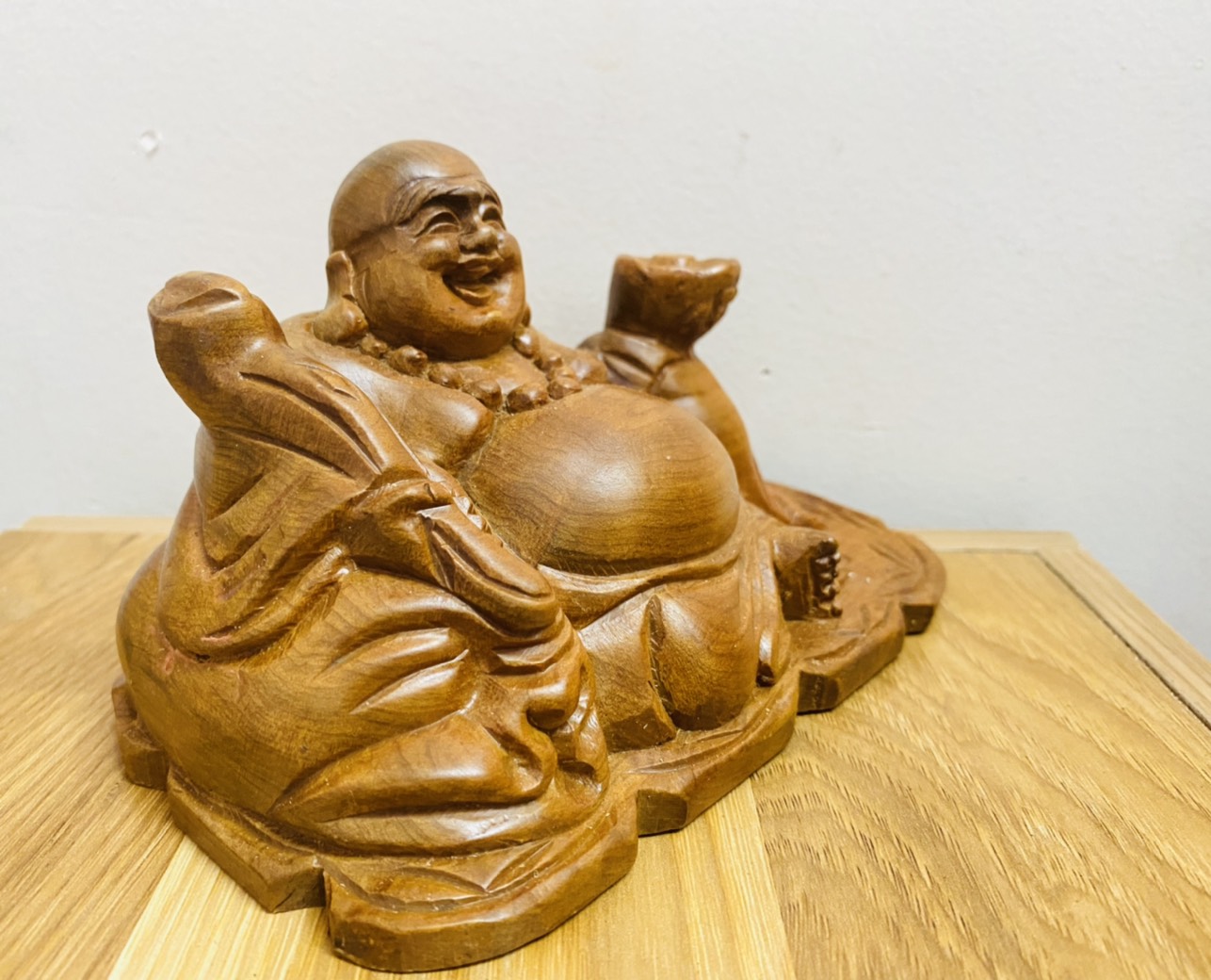 Tượng Di Lạc Cầm Thỏi Vàng Gỗ Bách Xanh