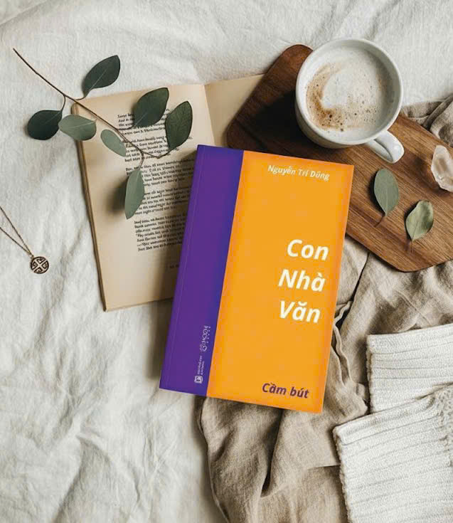 Sách - Con nhà văn (Cầm bút)