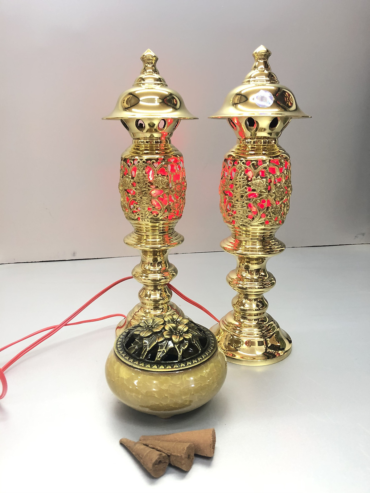 ĐÔI ĐÈN THỜ BẰNG ĐỒNG VÀNG