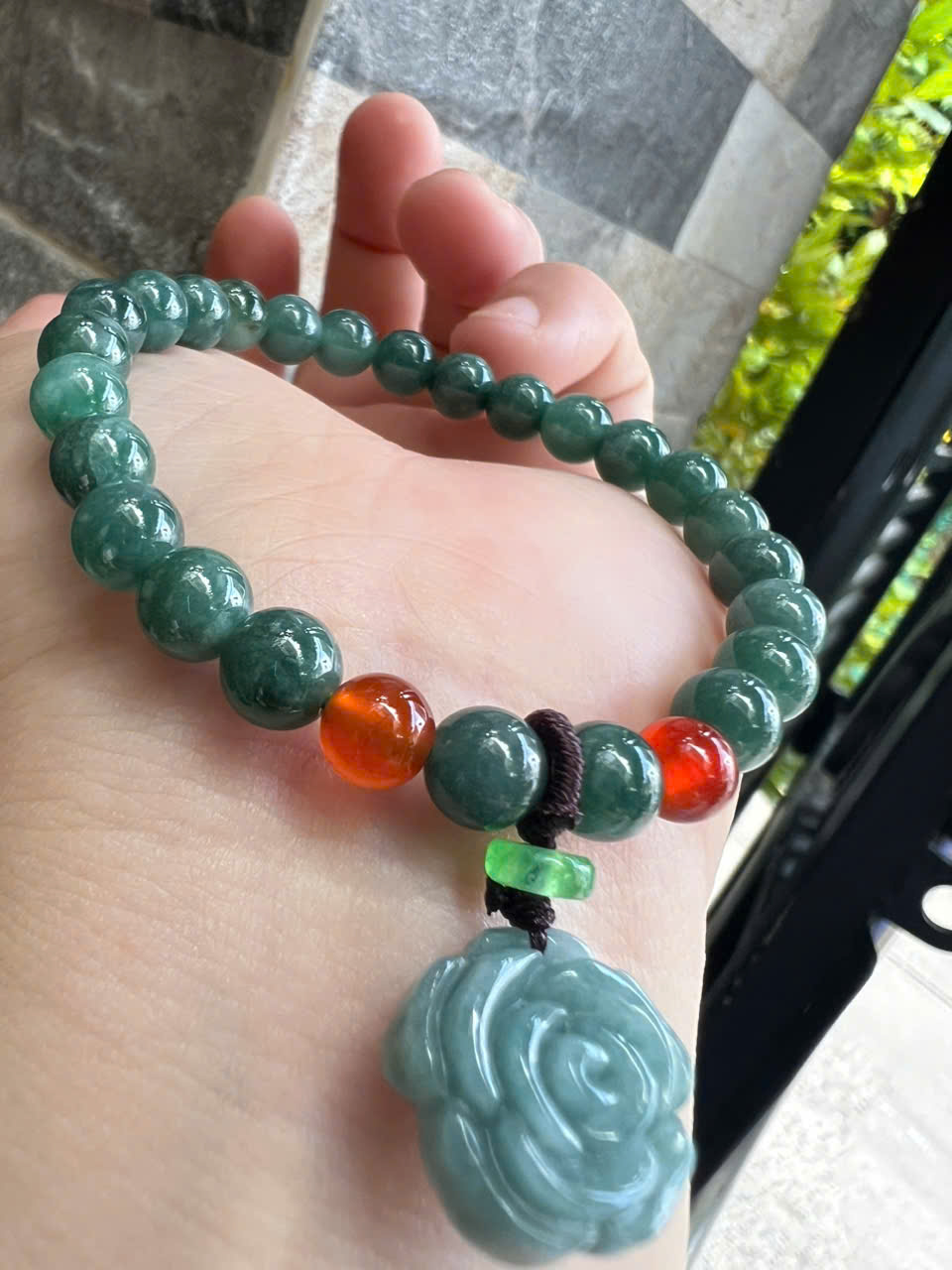 Vòng Tay Chuỗi Nữ Đá Cẩm Thạch Xanh Lam Đậm Tự Nhiên Mix Bông Hồng rất là xinh đẹp size hạt 7mm các chị em nữ mệnh thủy mệnh mộc mệnh và hỏa đeo chuẩn hợp món quà tặng phụ nữ quà sinh nhật đẹp ý nghĩa rẻ đẹp ạ