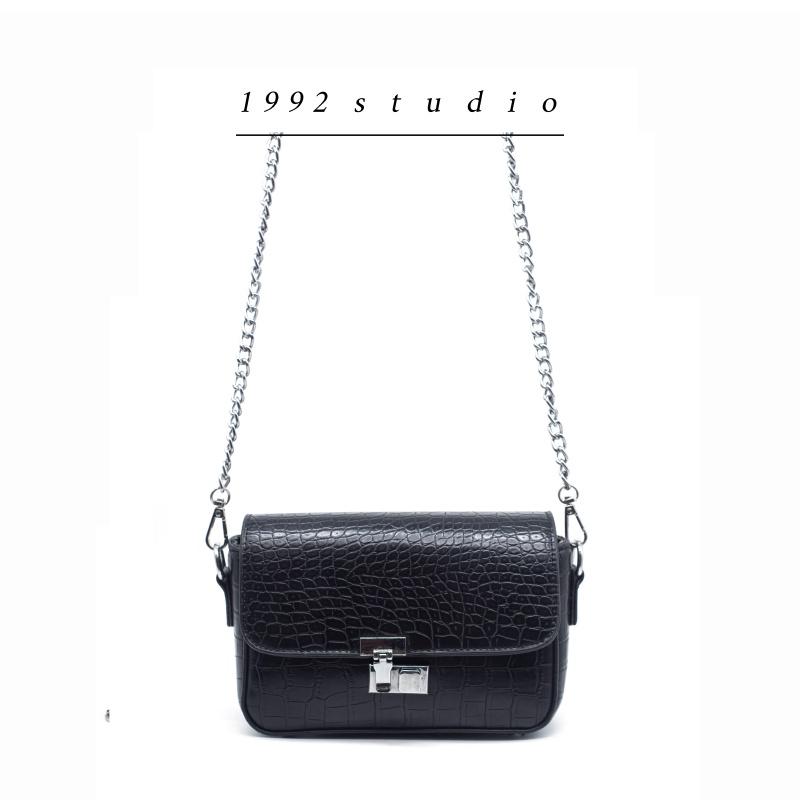 Túi xách nữ/ 1992 s t u d i o/ PETTY BAG/ màu đen da vân