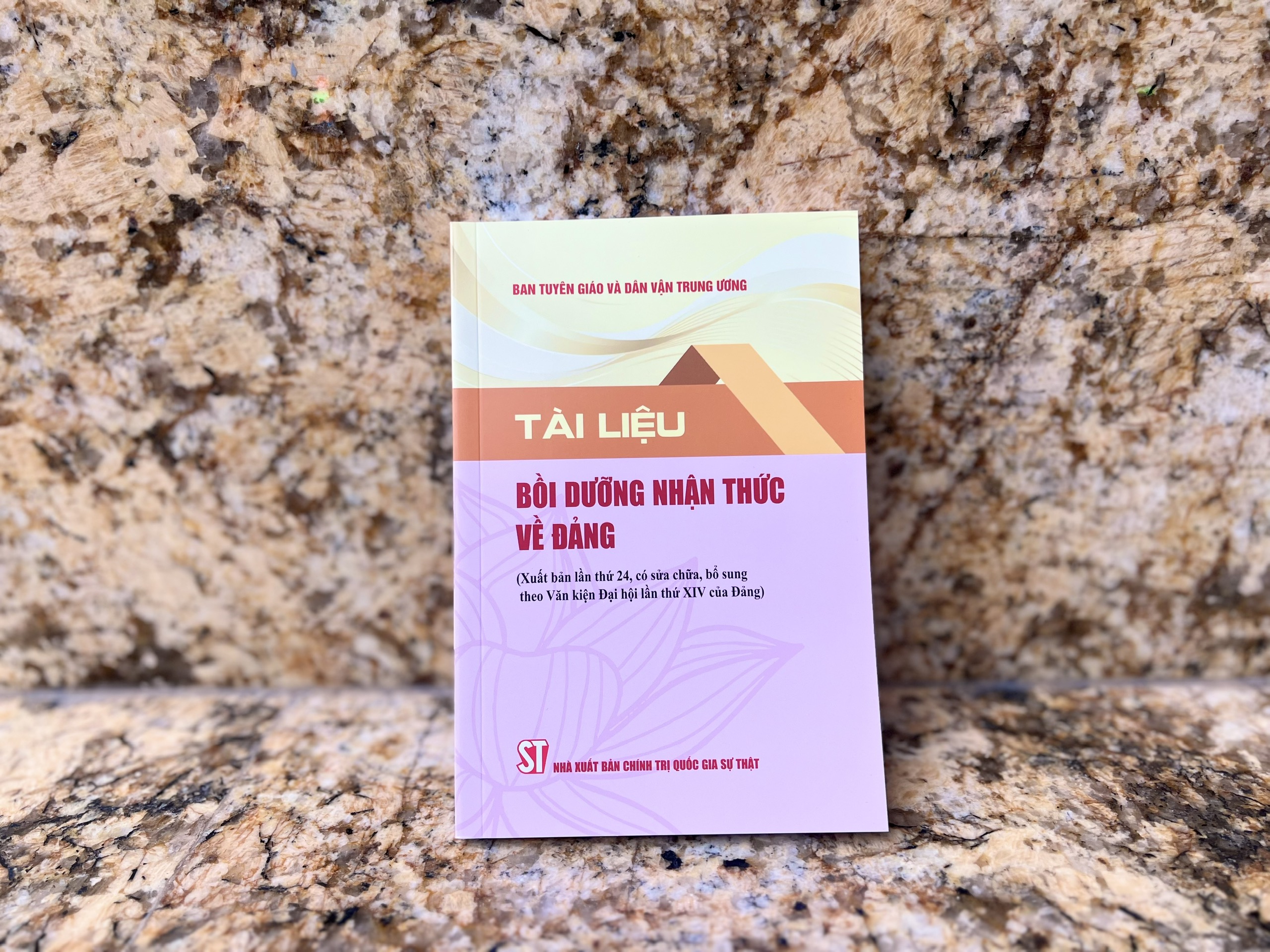 Tài liệu bồi dưỡng nhận thức về Đảng (Xuất bản lần thứ 24 có sửa chữa, bổ sung theo Văn kiện Đại hội lần thứ XIV của Đảng)