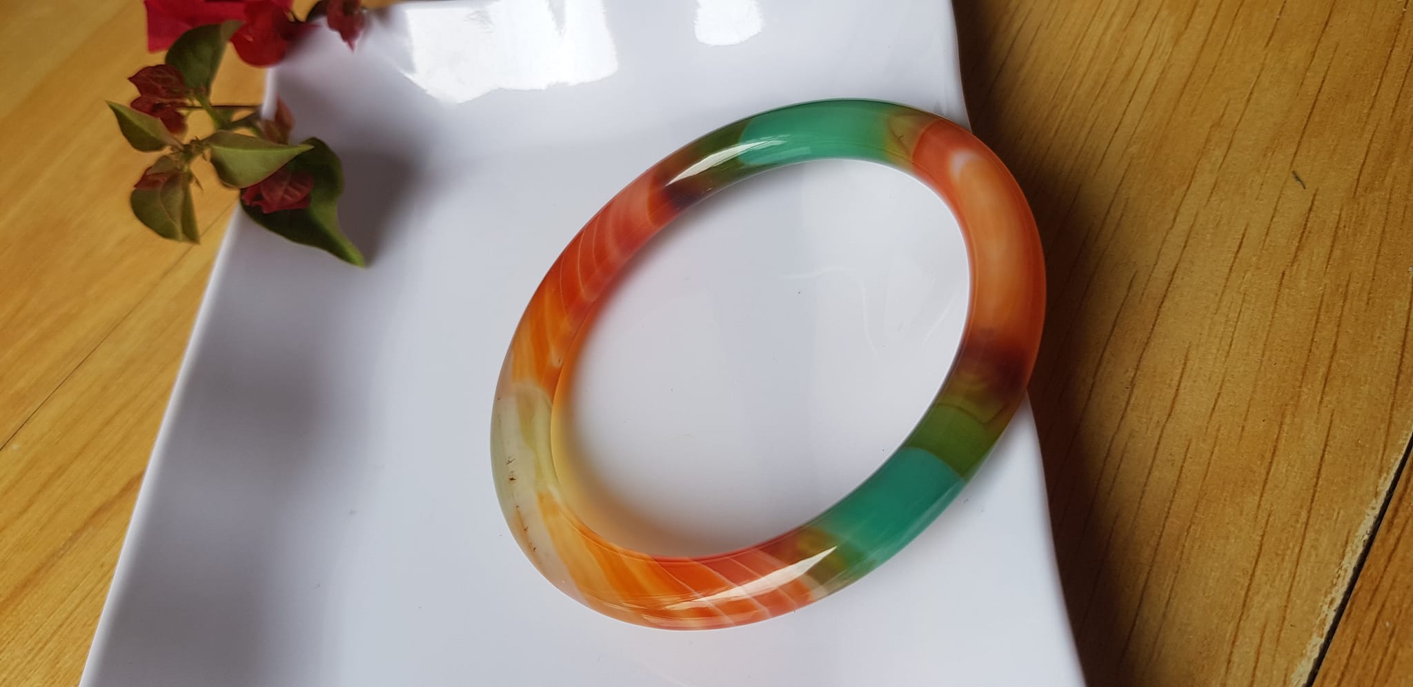 Vòng tay đá mã não tứ quý mới đỏ cam xanh dương xanh lá cam trắng vân sọc xéo xéo rất đẹp Vòng Ni 59mm x cọng 7,8mm Nữ 58kg - 70kg đeo Món quà tặng nữ ý nghĩa ạ