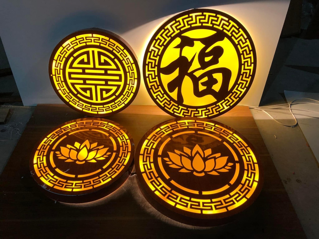 Đèn trang trí bàn thờ chữ thọ màu cánh gián