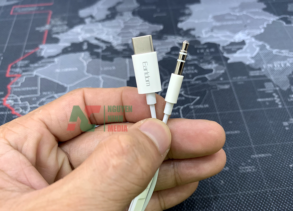 Cáp Chuyển Đổi Cổng Type C Sang 1 Cổng 3.5mm Dài 1M Có Mic Earldom AUX41 - Hàng Chính Hãng