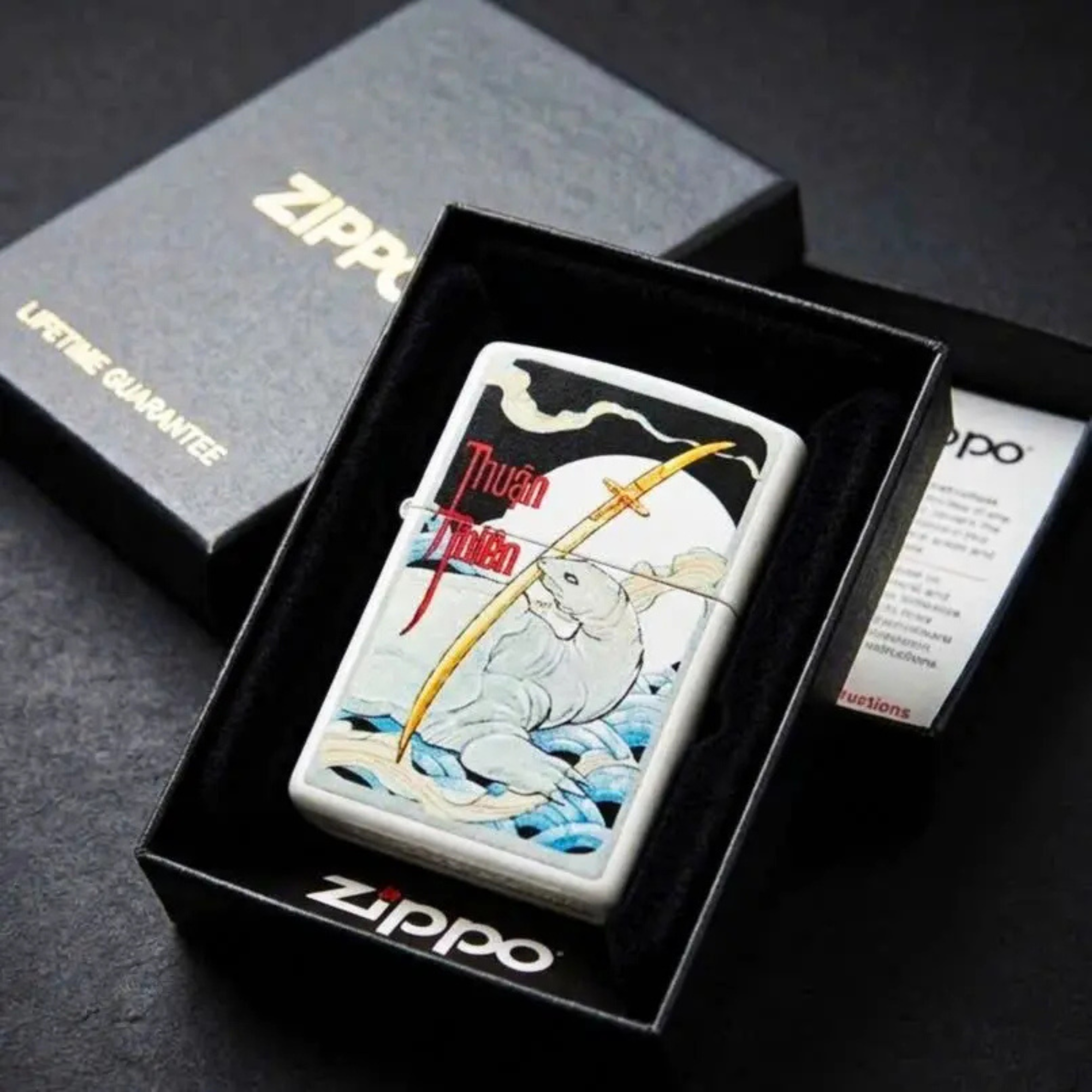 Zippo Kiếm Thuận Thiên Cổ Điển Vẽ Tay - Bật Lửa Chính Hãng Mỹ | Chịu Được Trong Thời Tiết Khắc Nghiệt