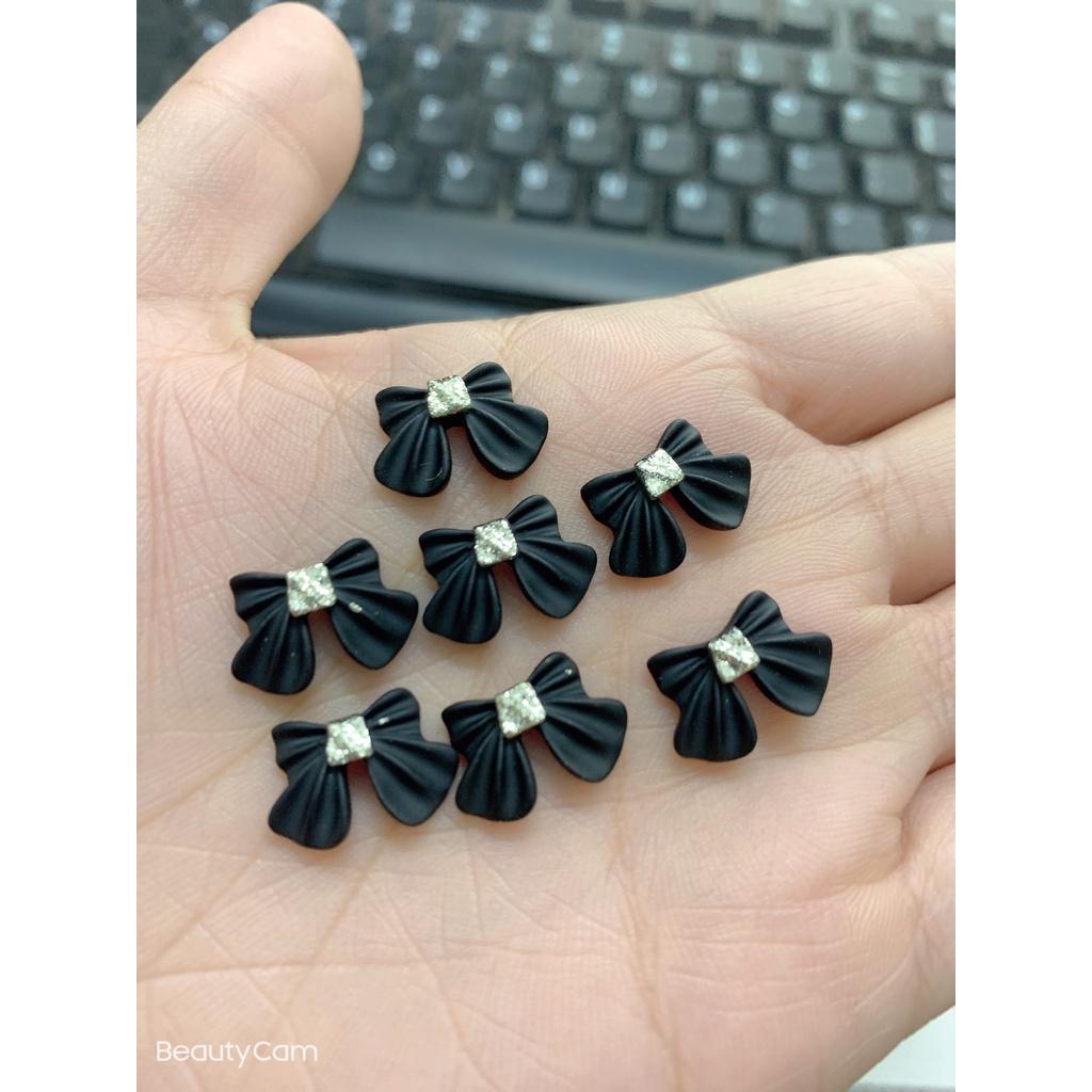 charm nơ đen trắng trang trí nail