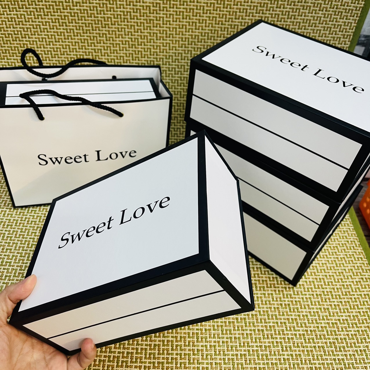 Hộp túi quà sweetlove thiết kế sang trọng, lãng mạn, chất liệu cứng cáp