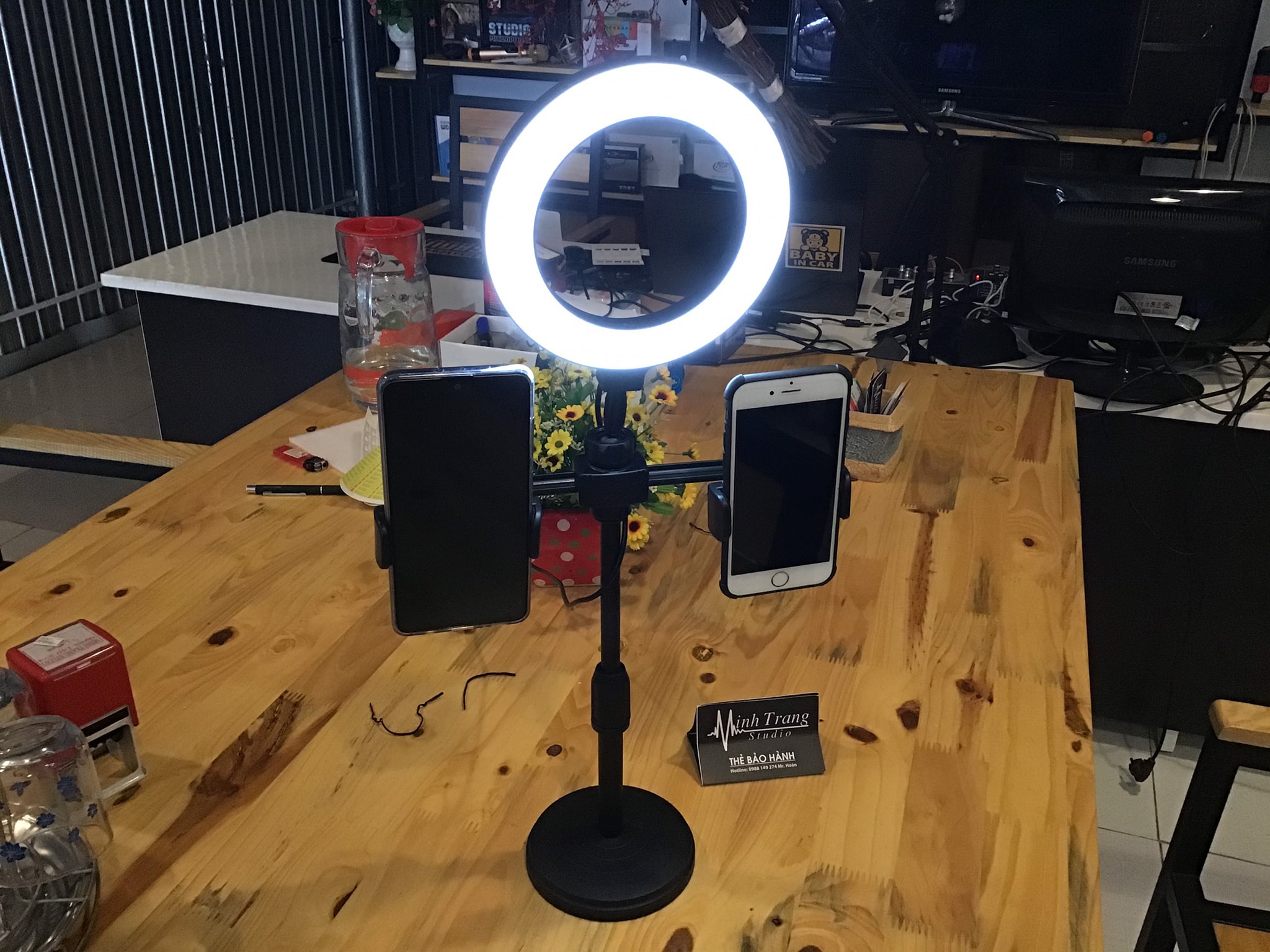 Giá kẹp đa điện thoại tích hợp đèn Led loại to- giá siêu rẻ