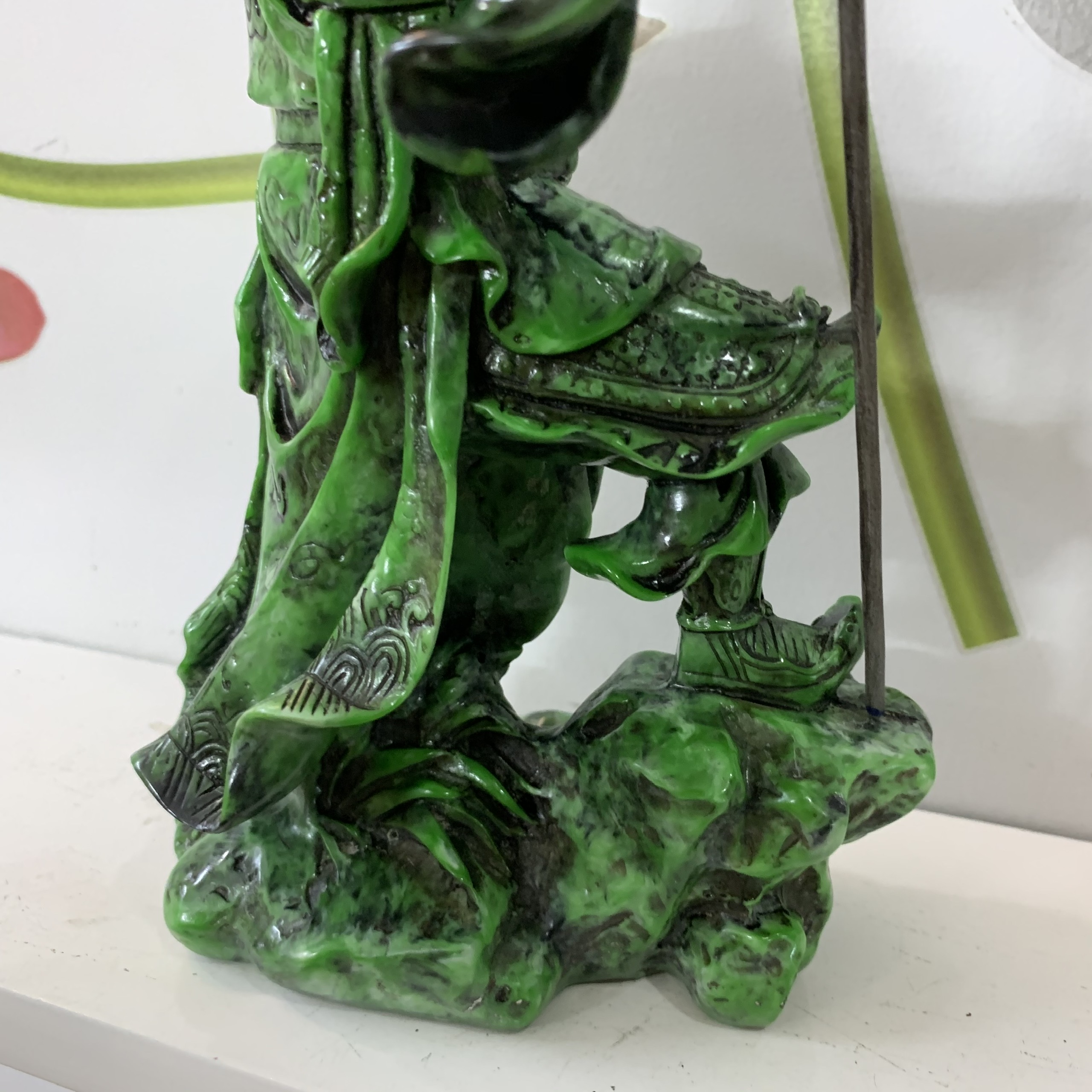 Tượng đá trang trí Quan Công phong thủy - Tượng Quan Công chống đao - Chiều Cao 23cm Không tính cây đao