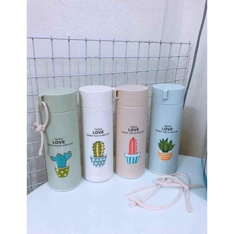 Bình nước in hình xương rồng 400ml lõi thủy tinh bọc vỏ nhựa lúa mạch có dây sách