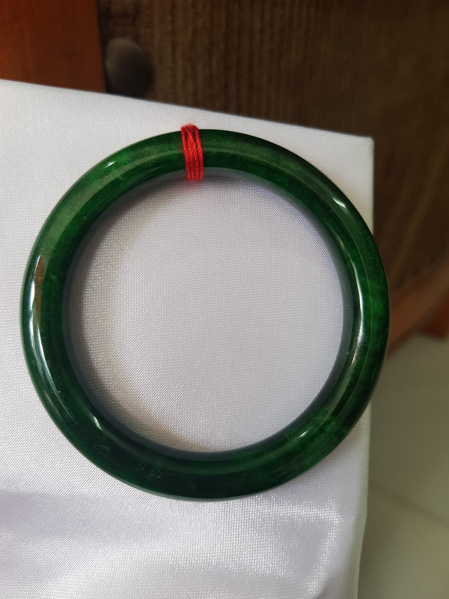 Vòng tay đá cẩm thạch Sơn Thủy size 48mm x cọng 8mm   Màu Xanh Đậm bóng nữ 40kg-48kg đeo   Hợp nữ mệnh Thủy mệnh Mộc ạ