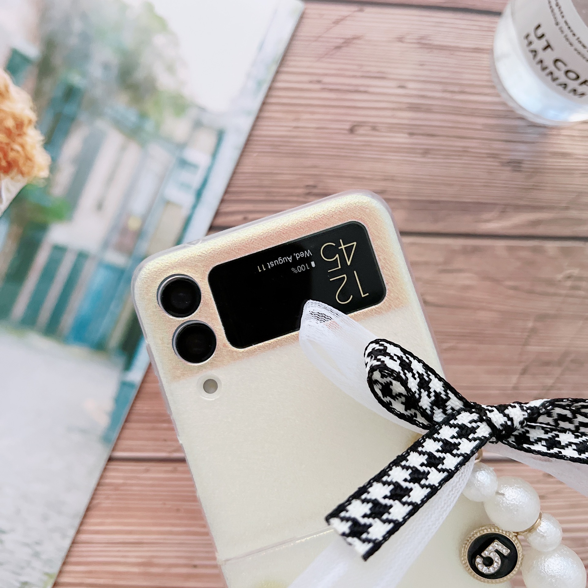 Ốp lưng chống sốc có dây đeo ngọc trai cho Samsung Galaxy Z Flip 4 hiệu HOTCASE Pearl Strap Case - Hàng nhập khẩu