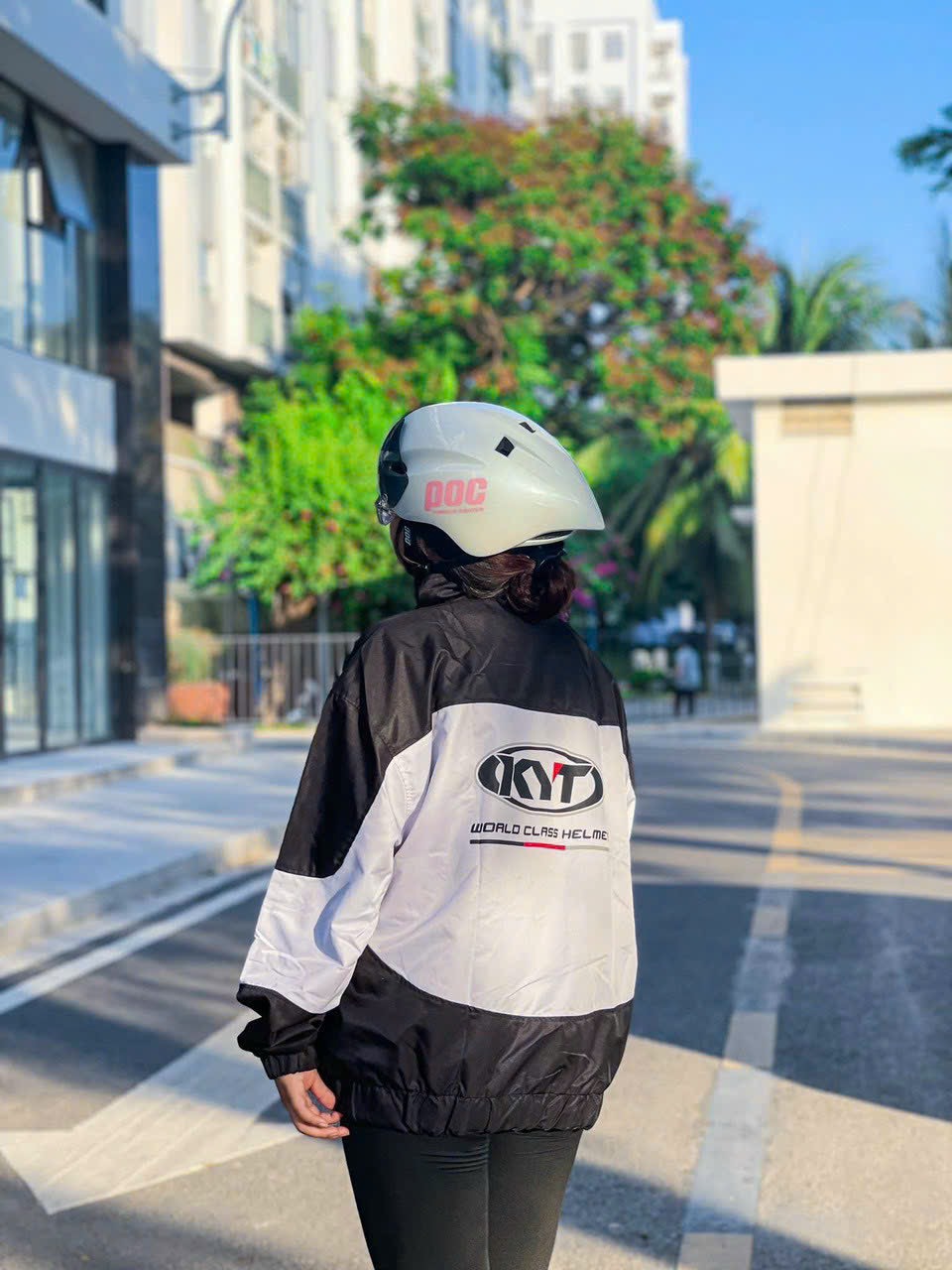 Áo khoác dù cổ bẻ KTY ,có túi và dây kéo trc ngực.  .2 size L ( 65kg) và xl(75kg)