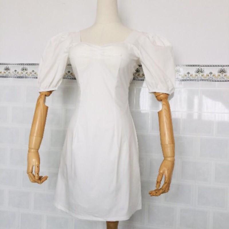 Đầm trắng cổ vuông khoét lưng có size