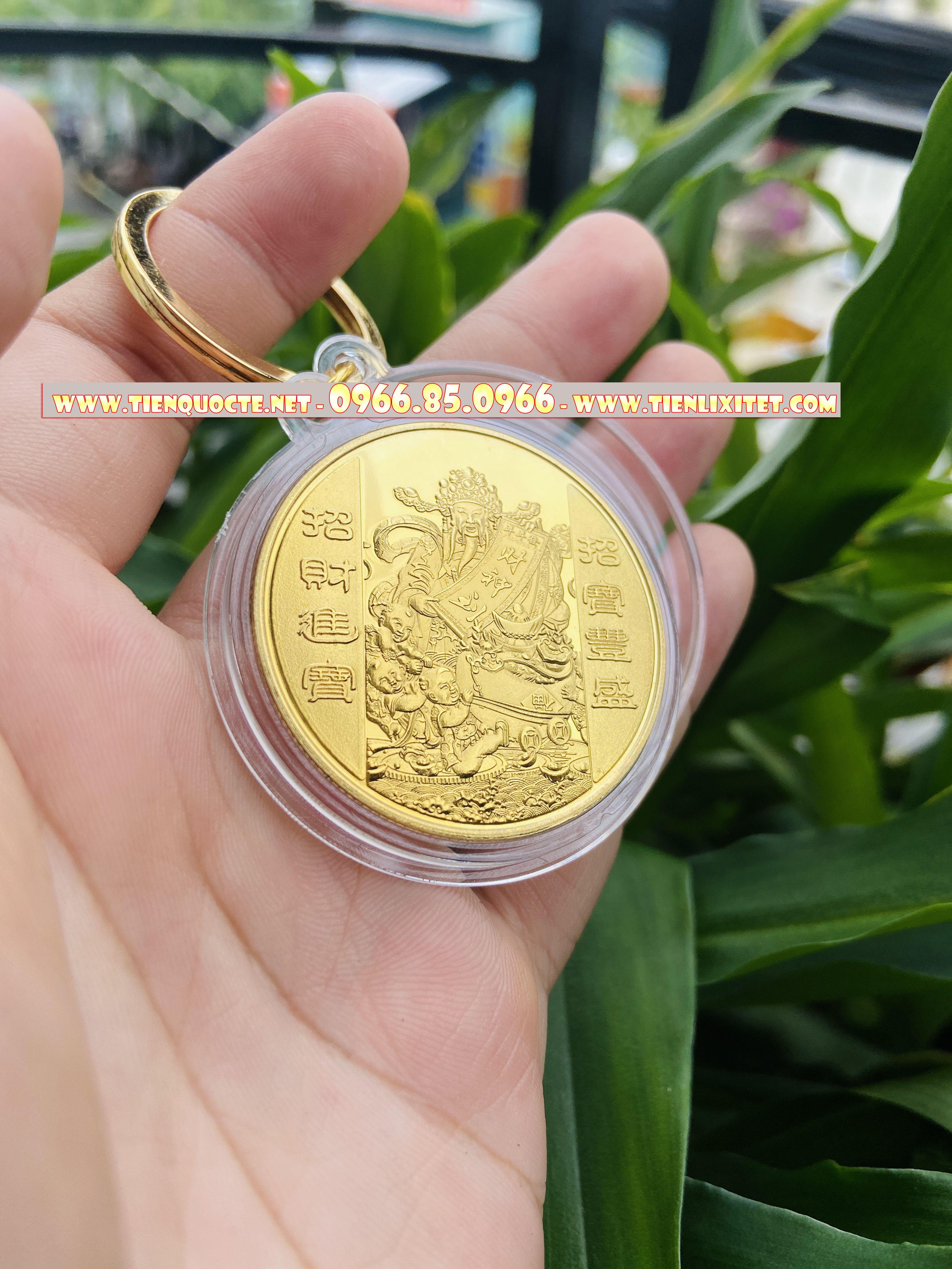 Quà tết sang trọng lì xì Móc khóa Đồng xu phong thủy hình Thần Tài Niken mạ vàng kèm hồng bao LGLSC000057