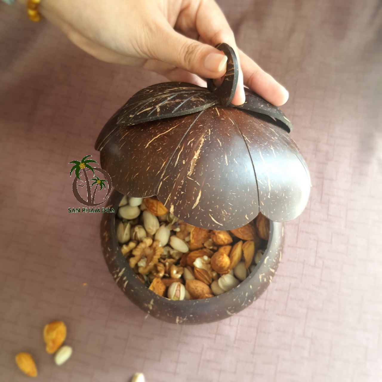 Hộp đựng hạt dưa hạt bí bằng gáo dừa an toàn sử dụng thân thiện môi trường