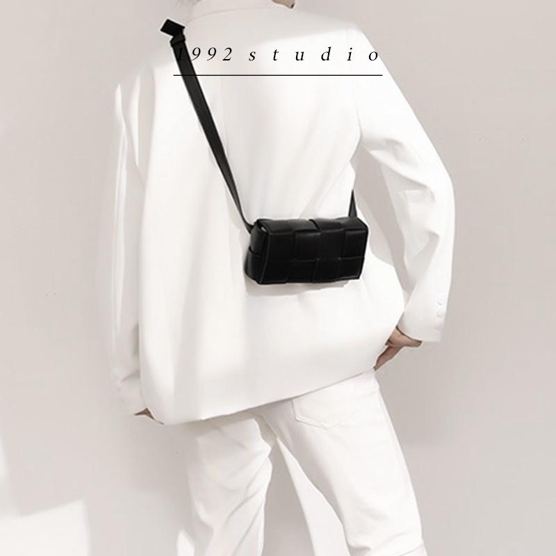 Túi xách bao tử unisex/ 1992 s t u d i o/ SMALL SQUARE BAG/ đeo chéo đeo hông, da đan, màu đen, size nhỏ