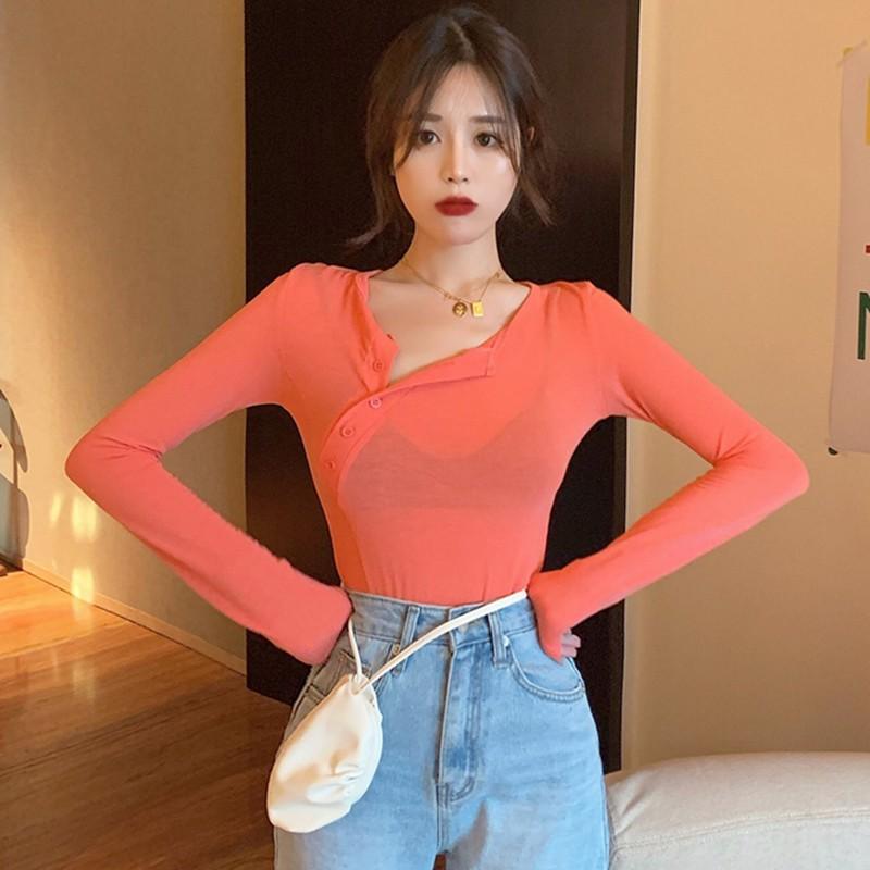 Áo thun nữ tay dài phối nút màu trơn