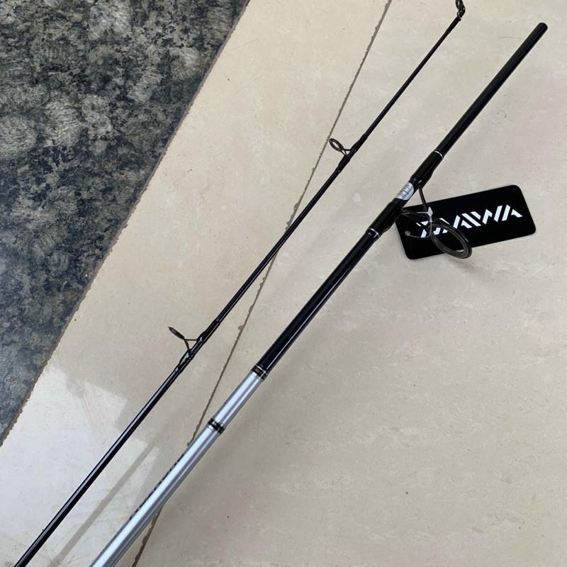 cần Daiwa FANTOM CATFISH màu đen cán mút độ cứng MHS