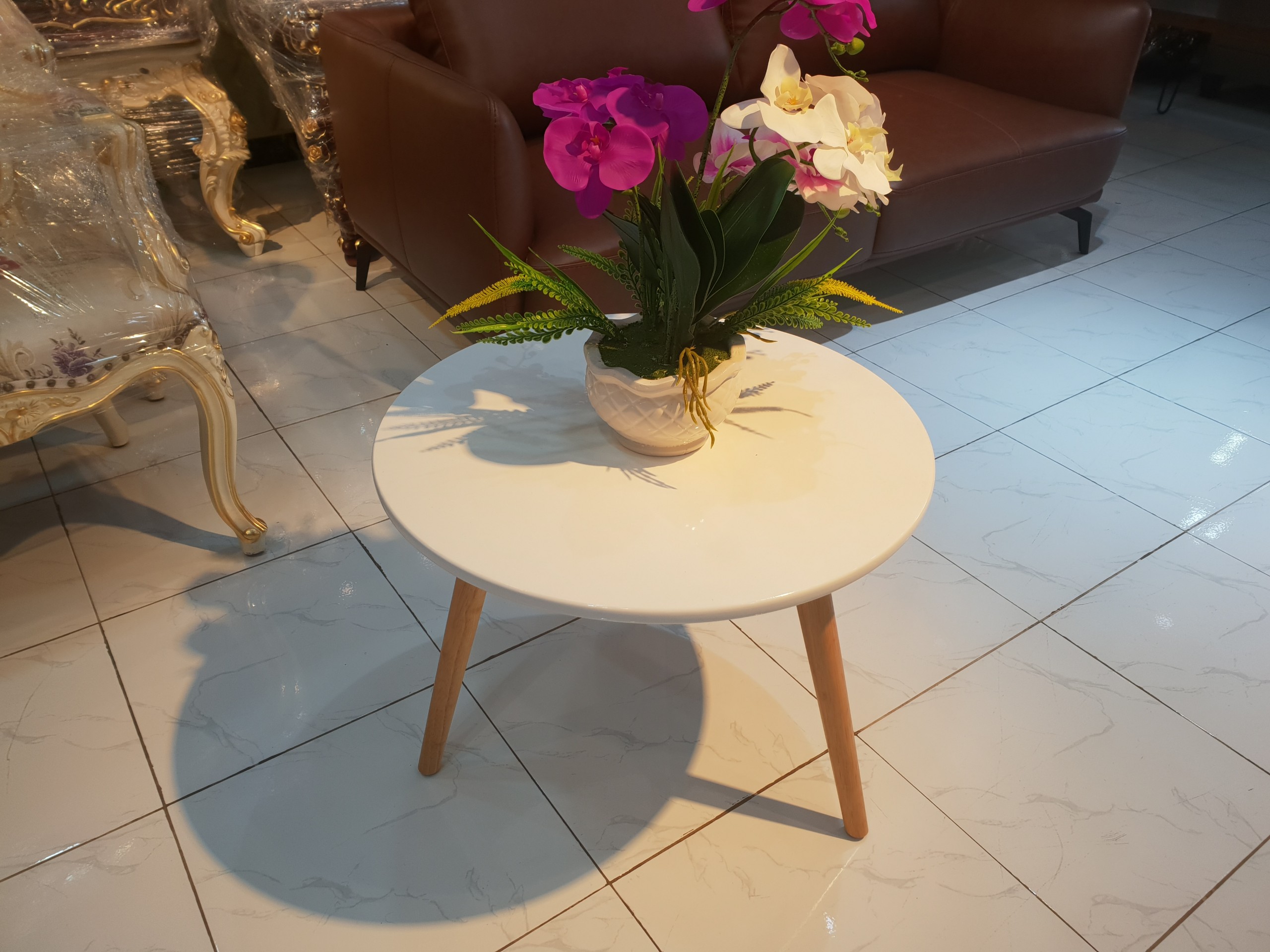 Bàn sofa tròn trắng - Đường kính 60cm - Chân gỗ tự nhiên