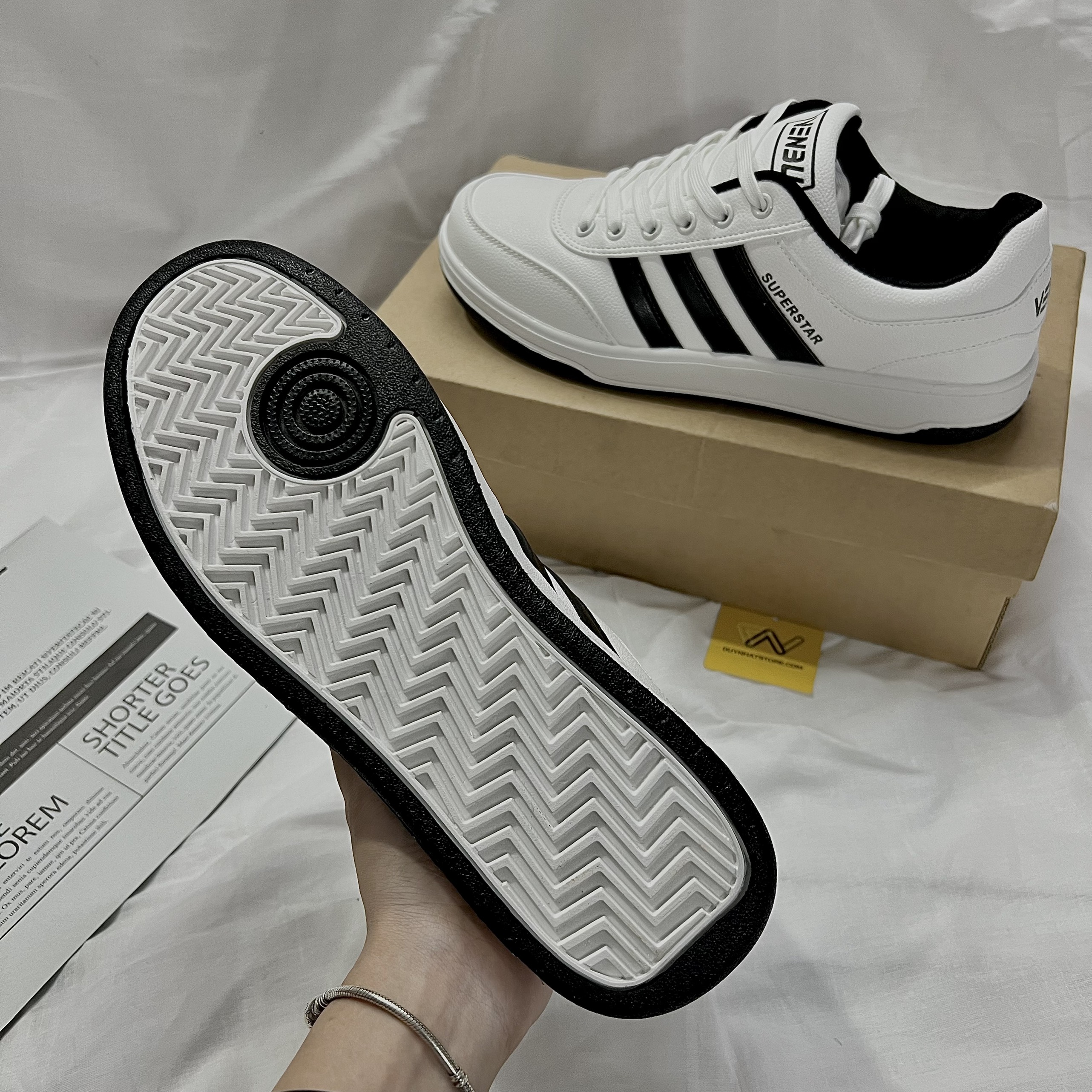 Giày Thể Thao Nam Màu Trắng Hết Phối Trơn Sọc Đen Duy Nhật Store Size Lớn 44 Xinh Êm Uzzang Đẹp Cao 2cm Êm Sneaker Bata