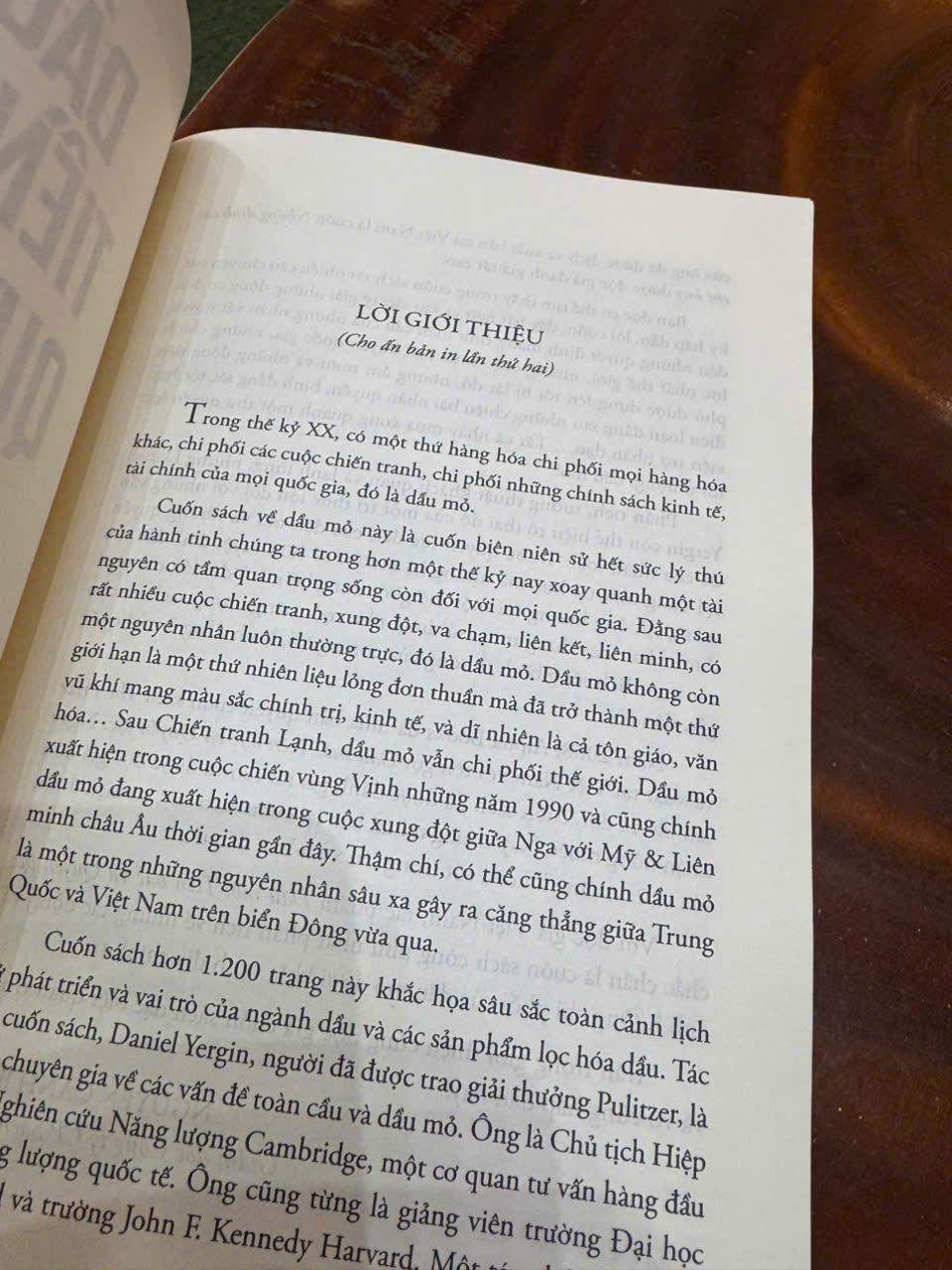 (Tác phẩm đoạt giải Pulitzer) DẦU MỎ, TIỀN BẠC VÀ  QUYỀN LỰC (Bìa cứng) – Daniel Yergin – Omega Plus – NXB Thế Giới