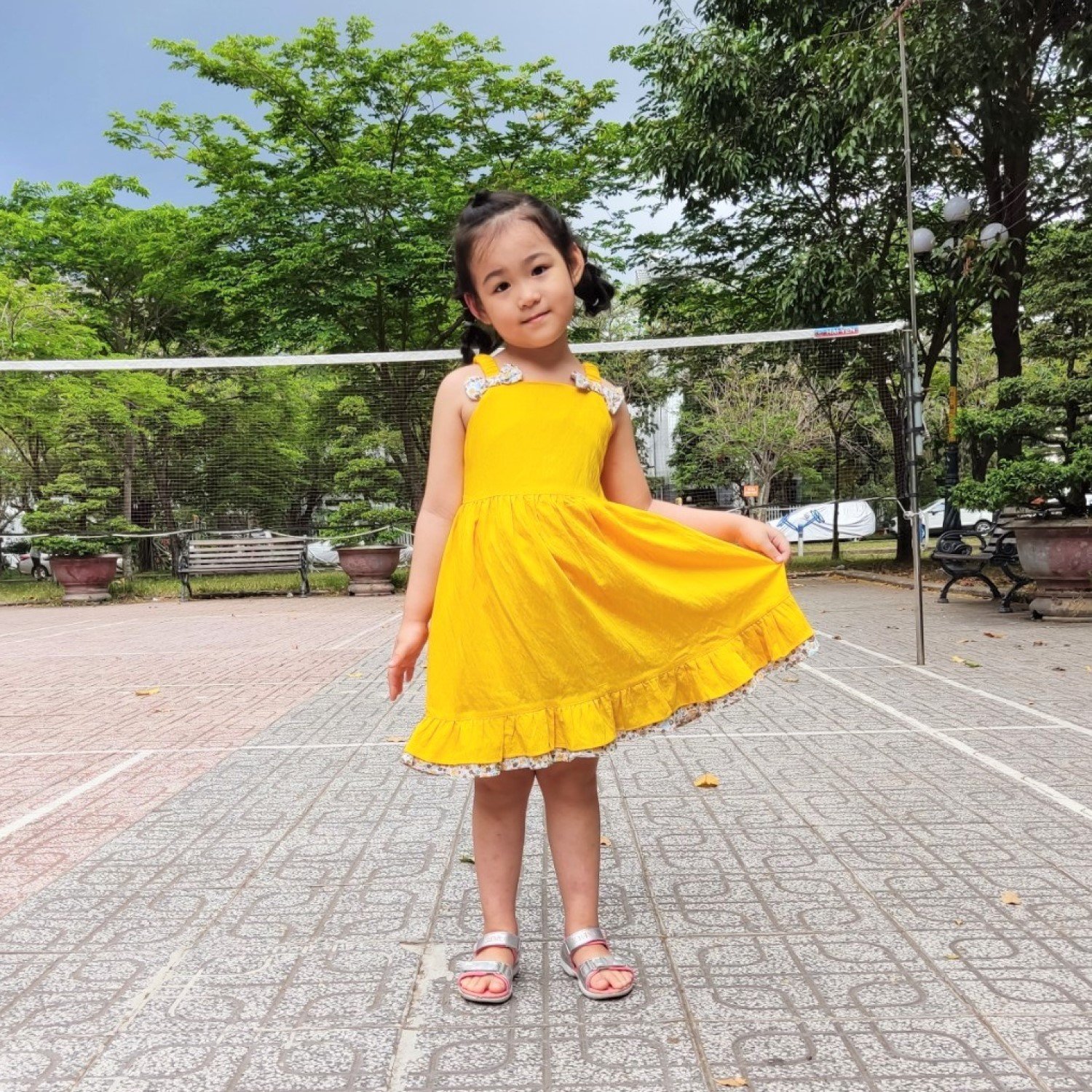 G00000512 Đầm 2 dây bản to bé gái, màu vàng rực rỡ, chất vải đũi sước mềm mát