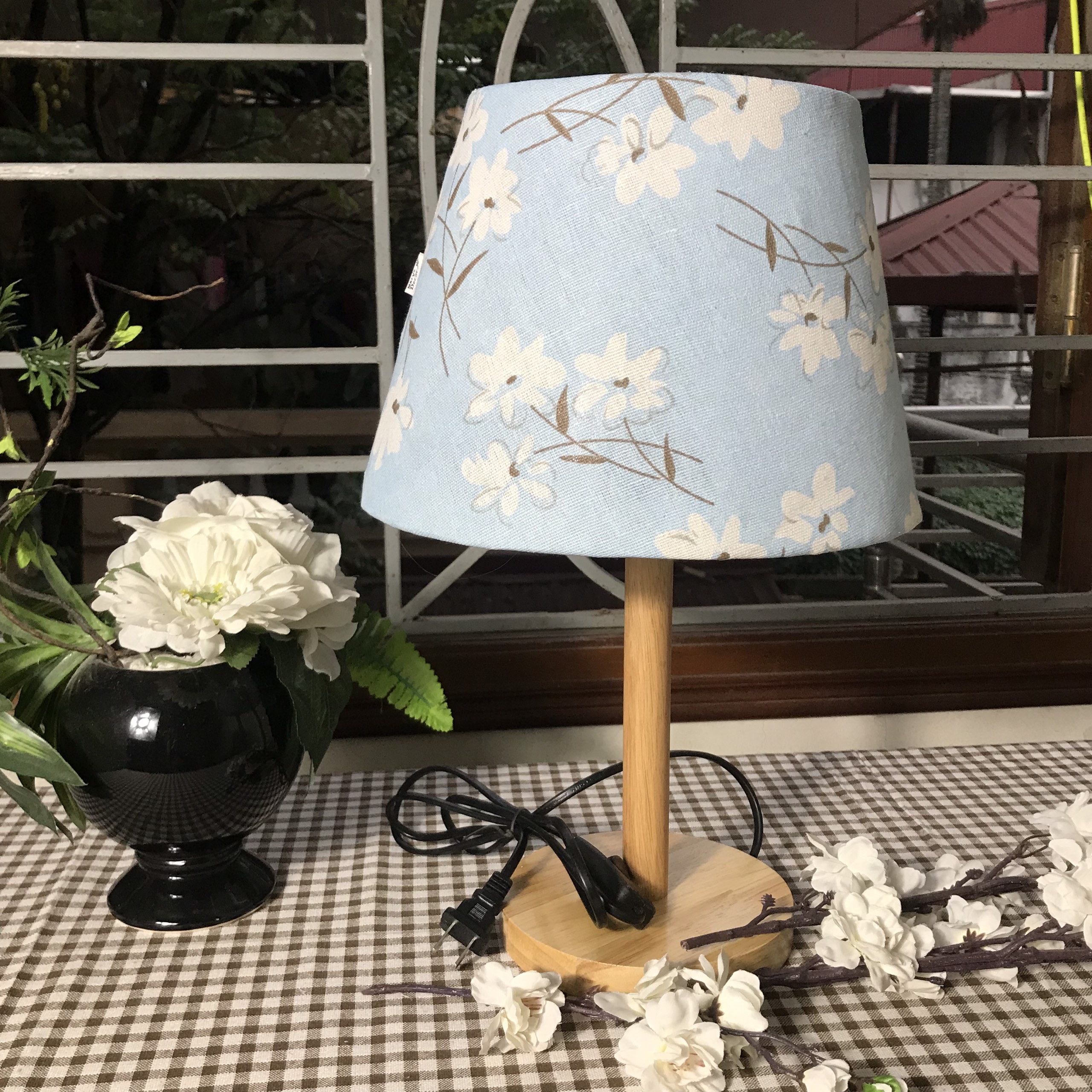 Đèn ngủ DB-C09 HOA TRẮNG NỀN XANH gắn đầu giường, chân gỗ tự nhiên, chao vải bố linen vintage, công tắc bật tắt, kèm bóng