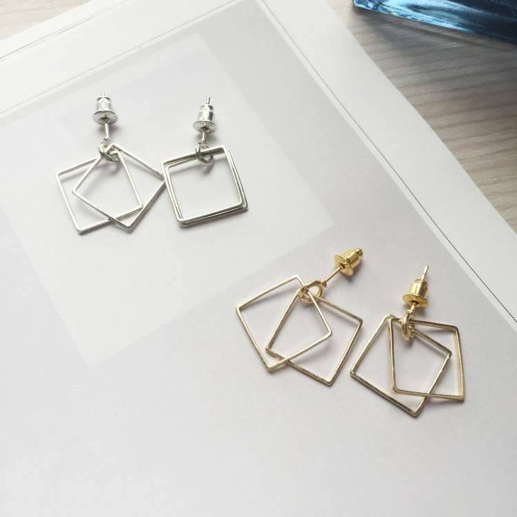 Khuyên tai mini vuông