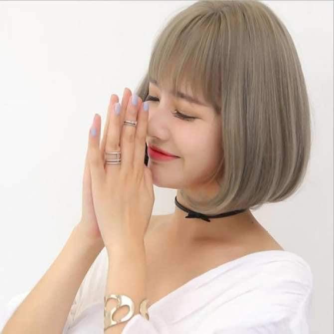 Tóc giả nguyên đầu cup ngắn kiểu Hàn Quốc siêu xinh có rãnh da đầu. Chịu nhiệt tốt, có thể bấm, uốn, duỗi, gội. Giống tóc thật 100%. Kèm theo lưới và lược - Xám khói