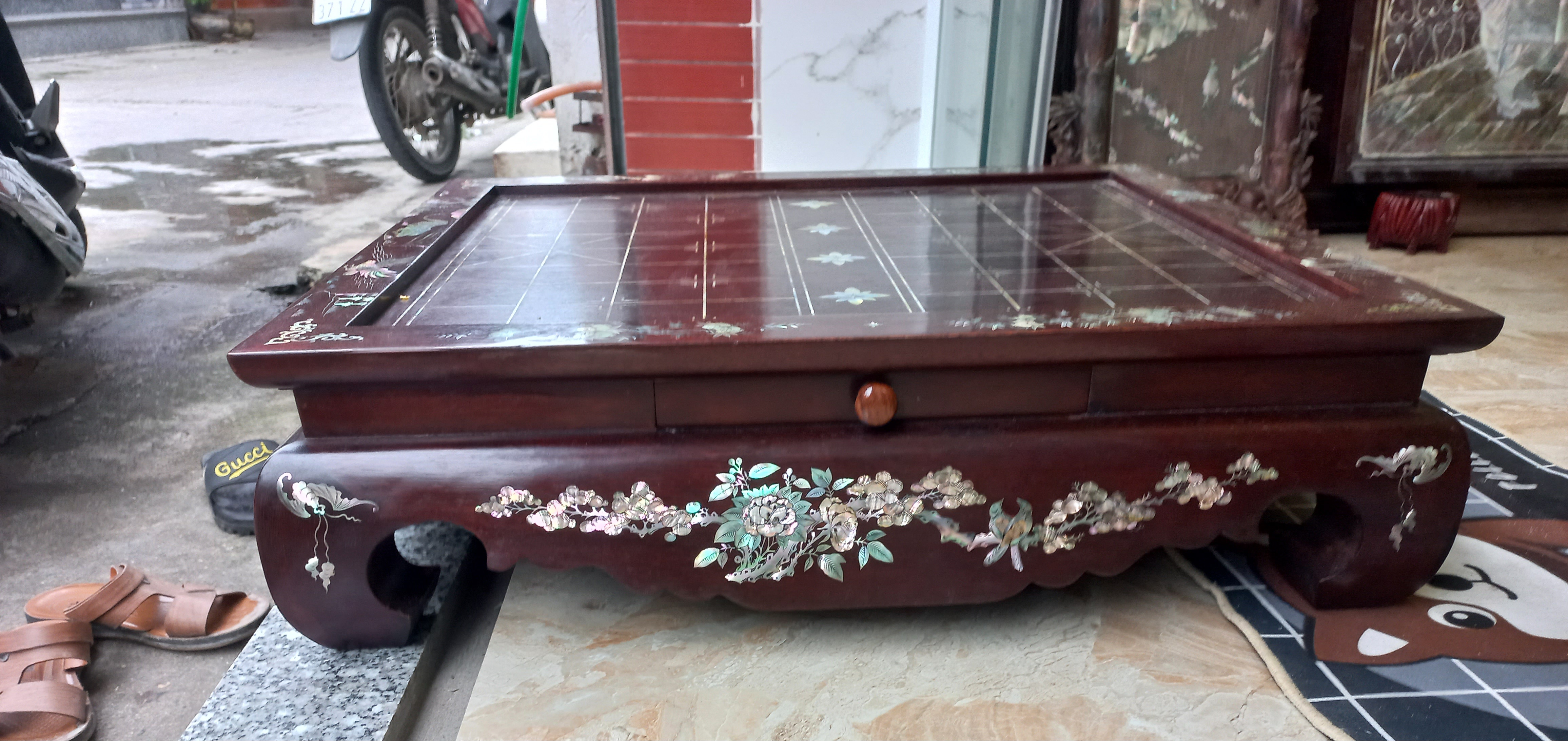 BÀN CỜ TƯỚNG GỖ GÕ KHẢM ỐC KẾT HỢP VỎ BÀO NGƯ XANH ĐỎ KT 60×70×20CM