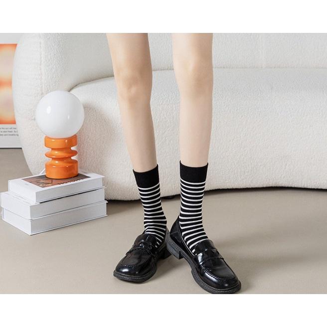 Set 8 đôi tất chữ CFREESHIPVớ cotton Kẻ Sọc Đen trắng thể thao cổ cao phong cách thể thao, trẻ trung, năng động. (sỉ
