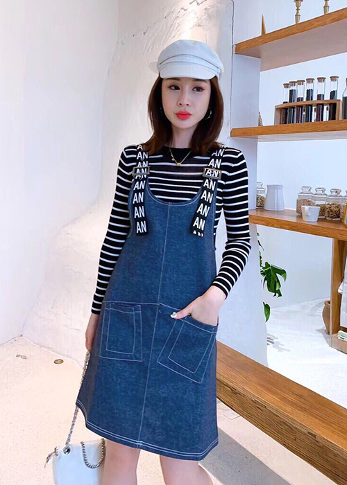 Đầm Yếm Jean Thun Nữ 2 Dây In Chữ Duyên Dáng