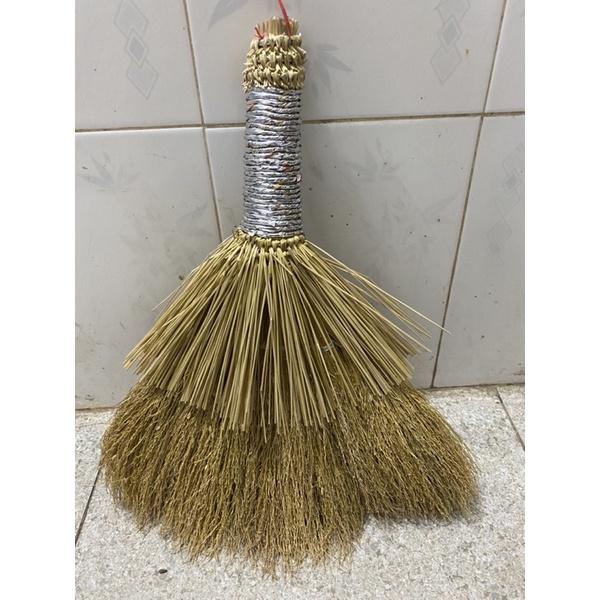 Chổi quét nhà - chổi bện bằng rơm bền và chắc chắn