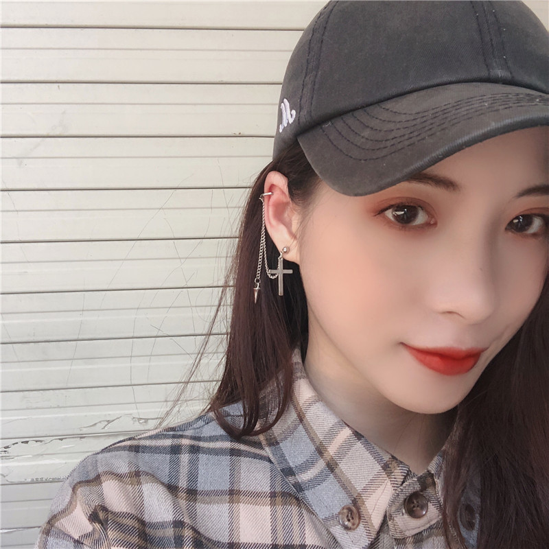 Bông tai chữ N đầu chữ thập đuôi đinh hot hit