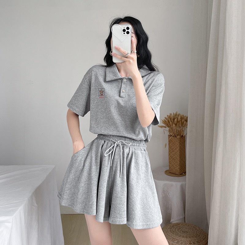 Bộ Áo Thun Cổ Polo Logo Ngực Kèm Quần Giả Váy Dáng Xòe