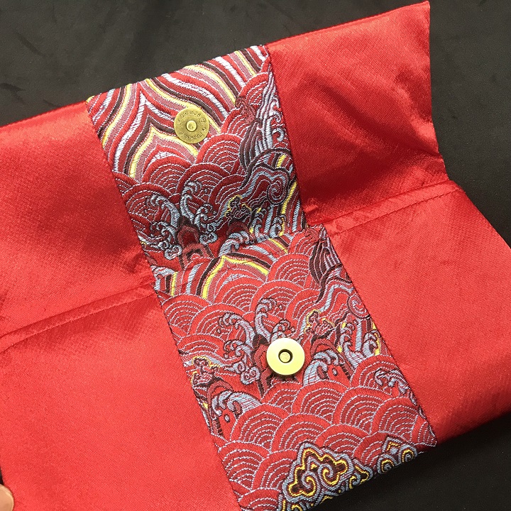 Túi gấm đỏ hoa văn thổ cẩm, dùng để đựng tiền sưu tầm, lì xì, thiệp chúc mừng.